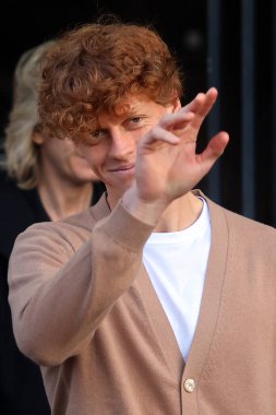 Roma, İtalya 31.01.2024: Jannik Sinner, anıtın arka planı ve Avustralya Açık Kupası ile resmi fotoğraf çekimi için Colosseum 'u ziyaret etti. Yanında Kültür Bakanı Sangiuliano ve Turizm Bakanı Santanche var.