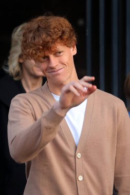 Roma, İtalya 31.01.2024: Jannik Sinner, anıtın arka planı ve Avustralya Açık Kupası ile resmi fotoğraf çekimi için Colosseum 'u ziyaret etti. Yanında Kültür Bakanı Sangiuliano ve Turizm Bakanı Santanche var.