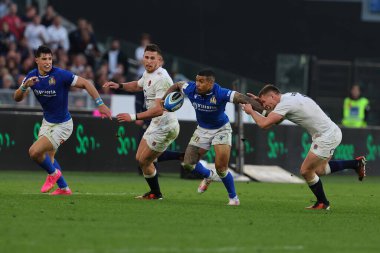 Roma, İtalya 03.02.2024: Monty Ioane (ITA), Fraser Dingwall (ENG), İtalya 'nın başkenti Roma' da 3 Şubat 2024 'te oynanan Stadio Olimpico' da ITALY ile ENGLAND arasındaki rugby maçı sırasında.