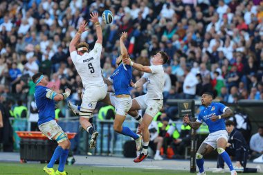 Roma, İtalya 03.02.2024: Ollie Chessum (ENG), Juan Ignacio Brex (ITA), Tommy Freeman (ENG) Guinness Altı Milletler 2024 rugby karşılaşmasında ITALY ile ENGLAND arasında 3 Şubat 2024 tarihinde İtalya 'nın başkenti Roma' da oynanan Stadio Olimpico 'da oynanan karşılaşma..