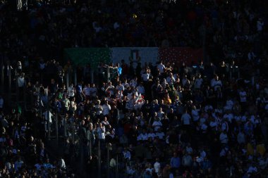 Roma, İtalya 03.02.2024: İtalyan taraftarlar, İtalya 'nın başkenti Roma' da 3 Şubat 2024 tarihinde ITALY ile ENGLAND arasında oynanan Guinness Altı Uluslar 2024 ragbi maçı sırasında kürsüye çıktılar..