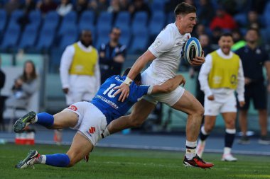 Roma, İtalya 03.02.2024: Tommy Freeman (ENG) Guinness Altı Milletler 2024 rugby karşılaşmasında İtalya 'nın başkenti Roma' da 3 Şubat 2024 tarihinde İtalya 'nın Stadio Olimpico kentinde ITALY ile ENGLAND arasında oynanan karşılaşmada Paolo Garbisi (ITA) önderliğinde mücadele etti..