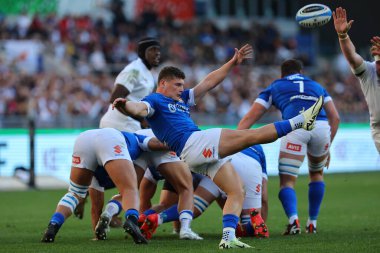 Roma, İtalya 03.02.2024: Alessandro Garbisi (ITA) İtalya 'da 3 Şubat 2024 tarihinde İtalya' nın başkenti Roma 'da oynanan Stadio Olimpico' da ITALY ile ENGLAND arasında oynanan Guinness Altı Milletler 2024 ragbi karşılaşmasında düşürücü tekme.