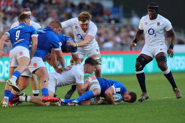 Roma, İtalya 03.02.2024: Tommy Freeman (ENG) Guinness Altı Milletler 2024 rugby karşılaşmasında Michele Lamaro (ITA) ile mücadele ederken ITALY ile ENGLAND arasında 3 Şubat 2024 tarihinde İtalya 'nın başkenti Roma' da oynanan Stadio Olimpico 'da oynanan karşılaşma..