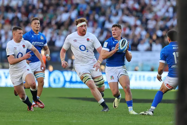 Roma, İtalya 03.02.2024: Alessandro Garbisi (ITA), Ollie Chessum (ENG) Guinness Altı Milletler 2024 rugby karşılaşmasında ITALY ile ENGLAND arasında 3 Şubat 2024 tarihinde İtalya 'nın başkenti Roma' da oynanan Stadio Olimpico 'da oynanan karşılaşma..
