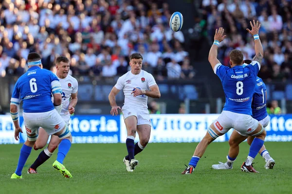 Roma, İtalya 03.02.2024: George Ford (ENG), Lorenzo Cannone (ITA) Guinness Altı Milletler 2024 rugby maçı sırasında İtalya 'nın başkenti Roma' da 3 Şubat 2024 'te ENGLAND' a karşı.