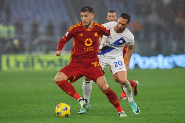 Roma, İtalya 10.01.2024: Romanlardan Leandro Paredes, Roma 'daki Olimpiyat Stadyumu' nda oynanan İtalya Serie A TIM 2023-2024 futbol karşılaşmasında Inter 'den Hakan Calhanoğlu, AS Romanlar FC Internazionale Milan' a karşı..