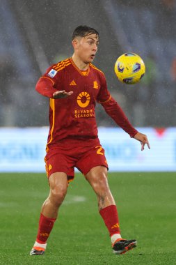 Roma, İtalya 10.01.2024: İtalyan Paulo Dybala İtalya Serie A TIM 2023-2024 futbol karşılaşmasında Roma 'daki Olimpiyat Stadyumu' nda AS Romanlar FC Internazionale Milan 'a karşı.