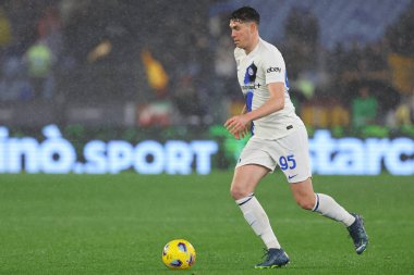 Roma, İtalya 10.01.2024: İtalya Serie A TIM 2023-2024 futbol karşılaşmasında Alessandro Bastoni Roma 'daki Olimpiyat Stadyumu' nda AS Romanlar FC Internazionale Milan 'a karşı.