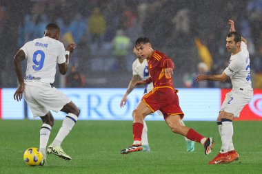 Roma, İtalya 10.01.2024: Romanlardan Paulo Dybala, İtalya Serie A TIM 2023-2024 futbol karşılaşmasında Inter 'den Marcus Thuram Roma' daki Olimpiyat Stadyumu 'nda AS Romanlar FC Internazionale Milan' a karşı.