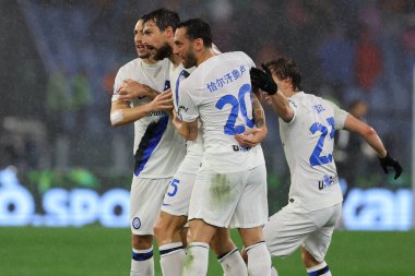Roma, İtalya 10.01.2024: Inter takımından Francesco Acerbi 0-1 gol attı ve İtalya Serie A TIM 2023-2024 futbol karşılaşmasında Roma 'daki Olimpiyat Stadyumu' nda AS Roma - FC Internazionale Milan maçında takımla birlikte kutladı..