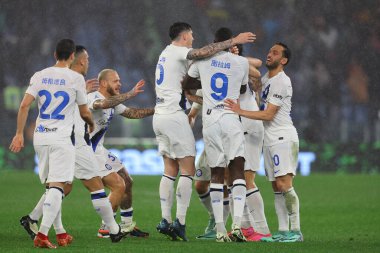 Roma, İtalya 10.01.2024: Inter takımından Francesco Acerbi 0-1 gol attı ve İtalya Serie A TIM 2023-2024 futbol karşılaşmasında Roma 'daki Olimpiyat Stadyumu' nda AS Roma - FC Internazionale Milan maçında takımla birlikte kutladı..