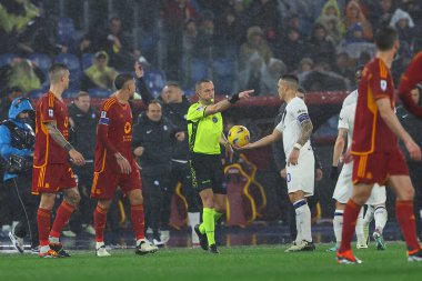Roma, İtalya 10.01.2024: İtalya Serie A TIM 2023-2024 futbol karşılaşmasında hakem Marco Guida Roma 'daki Olimpiyat Stadyumu' nda AS Romanlar FC Internazionale Milan 'a karşı.