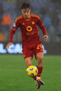 Roma, İtalya 10.01.2024: İtalyan Paulo Dybala İtalya Serie A TIM 2023-2024 futbol karşılaşmasında Roma 'daki Olimpiyat Stadyumu' nda AS Romanlar FC Internazionale Milan 'a karşı.