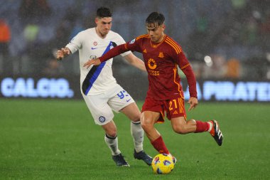 Roma, İtalya 10.01.2024: Roma 'dan Alessandro Bastoni, Roma' dan Paulo Dybala İtalya Serie A TIM 2023-2024 futbol karşılaşması sırasında Roma 'daki Olimpiyat Stadyumu' nda AS Romanlar FC Internazionale Milan 'a karşı.