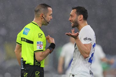 Roma, İtalya 10.01.2024: İtalya 'dan Hakan Calhanoğlu İtalya Serie A TIM 2023-2024 futbol karşılaşmasında hakem Guida ile Roma' daki Olimpiyat Stadyumu 'nda AS Romanlar FC Internazionale Milan' a karşı.
