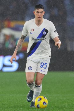 Roma, İtalya 10.01.2024: İtalya Serie A TIM 2023-2024 futbol karşılaşmasında Alessandro Bastoni Roma 'daki Olimpiyat Stadyumu' nda AS Romanlar FC Internazionale Milan 'a karşı.