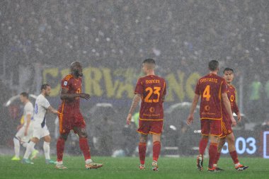 Roma, İtalya 10.01.2024: Romanlardan Romelu Lukaku ve Romanlardan Gianluca Mancini İtalya Serisi A TIM 2023-2024 futbol karşılaşması sırasında Roma 'daki Olimpiyat Stadyumu' nda AS Romanlar FC Internazionale Milan 'a karşı.