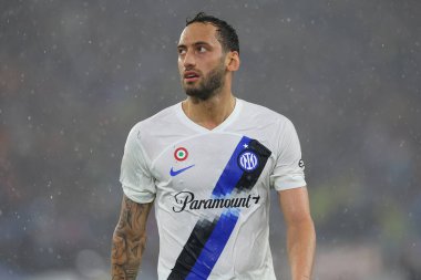 Roma, İtalya 10.01.2024: İtalya 'dan Hakan Calhanoğlu İtalya Serie A TIM 2023-2024 futbol karşılaşmasında Roma' daki Olimpiyat Stadyumu 'nda AS Romanlar FC Internazionale Milan' a karşı.