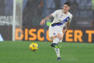 Roma, İtalya 10.01.2024: İtalya Serie A TIM 2023-2024 futbol karşılaşmasında Alessandro Bastoni Roma 'daki Olimpiyat Stadyumu' nda AS Romanlar FC Internazionale Milan 'a karşı.