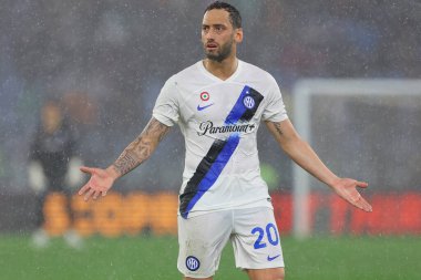 Roma, İtalya 10.01.2024: İtalya 'dan Hakan Calhanoğlu İtalya Serie A TIM 2023-2024 futbol karşılaşmasında Roma' daki Olimpiyat Stadyumu 'nda AS Romanlar FC Internazionale Milan' a karşı.
