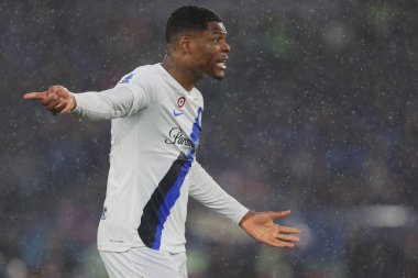 Roma, İtalya 10.01.2024: İtalya Serie A TIM 2023-2024 futbol karşılaşması sırasında İtalya 'dan Denzel Dumfries Roma' daki Olimpiyat Stadyumu 'nda AS Romanlar FC Internazionale Milan' a karşı.