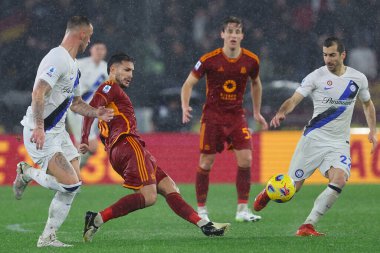 Roma, İtalya 10.01.2024: Roma 'dan Leandro Paredes ve Roma' dan Henrikh Mkhitaryan İtalya Serie A TIM 2023-2024 futbol karşılaşması sırasında Roma 'daki Olimpiyat Stadyumu' nda AS Romanlar FC Internazionale Milan 'a karşı.