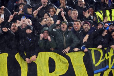 Roma, İtalya 10.01.2024: İtalya taraftarları İtalya Serie A TIM 2023-2024 futbol karşılaşması sonunda Roma 'daki Olimpiyat Stadyumu' nda AS Romanlar FC Internazionale Milan 'a karşı zaferi kutladılar.