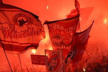 Roma, İtalya 14.2.2024: Uefa Şampiyonlar Ligi 2023-2024 döneminde tribünlerde bayraklar ve sis bombaları sallayan taraftarlar, 16 futbol karşılaşması SS Lazio FC Bayern Mucnhen 'e karşı Roma Olimpiyat Stadyumu' nda oynanan karşılaşma..