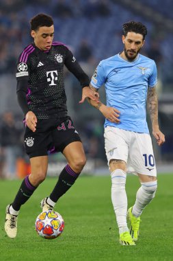 Roma, İtalya 14.2.2024: Bayern Münih 'ten Raphael Guerreiro 2023-2024 Uefa Şampiyonlar Ligi karşılaşmasında Lazio' lu Ciro Immobile ile top için mücadele etti..