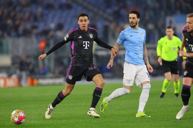Roma, İtalya 14.2.2024: Lazio 'dan Luis Alberto, Uefa Şampiyonlar Ligi 2023-2024 sezonunda Bayern Münih' ten Jamal Musiala, 16 futbol karşılaşmasında SS Lazio FC Bayern Mucnhen 'e karşı Roma Olimpiyat Stadyumu' nda..