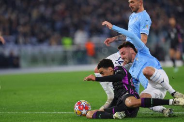Roma, İtalya 14.2.2024: Bayern Munchen 'den Jamal Musiala, Uefa Şampiyonlar Ligi 2023-2024 sezonunda Lazio' lu Maria Gila, 16 futbol karşılaşmasında SS Lazio ile FC Bayern Mucnhen Roma Olimpiyat Stadyumu 'nda karşı karşıya geldi..