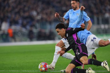Roma, İtalya 14.2.2024: Bayern Munchen 'den Jamal Musiala, Uefa Şampiyonlar Ligi 2023-2024 sezonunda Lazio' lu Maria Gila, 16 futbol karşılaşmasında SS Lazio ile FC Bayern Mucnhen Roma Olimpiyat Stadyumu 'nda karşı karşıya geldi..