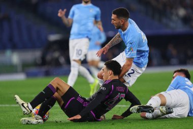 Roma, İtalya 14.2.2024: Bayern Munchen 'den Jamal Musiala, Uefa Şampiyonlar Ligi 2023-2024 sezonunda Lazio' lu Maria Gila, 16 futbol karşılaşmasında SS Lazio ile FC Bayern Mucnhen Roma Olimpiyat Stadyumu 'nda karşı karşıya geldi..