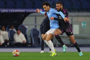 Roma, İtalya 14.2.2024: Lazio 'dan Felipe Anderson, Bayern Münih' ten Noussair Mazraoui Uefa Şampiyonlar Ligi 2023-2024 sezonunda, 16 futbol karşılaşmasında SS Lazio FC Bayern Mucnhen 'e karşı Roma Olimpiyat Stadyumu' nda.
