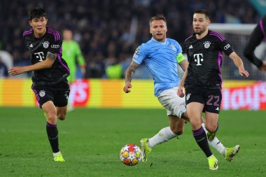Roma, İtalya 14.2.2024: Lazio 'dan Ciro Immobile, Bayern Münih' ten Raphael Guerreiro, Uefa Şampiyonlar Ligi 2023-2024 sezonunda, 16 futbol karşılaşmasında SS Lazio FC Bayern Mucnhen 'e karşı Roma Olimpiyat Stadyumu' nda..