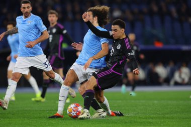 Roma, İtalya 14.2.2024: Lazio 'lu Guendouzi, Bayern Münih' li Jamal Musiala Uefa Şampiyonlar Ligi 2023-2024 sezonunda, 16 futbol karşılaşmasında SS Lazio FC Bayern Mucnhen 'e karşı Roma Olimpiyat Stadyumu' nda..