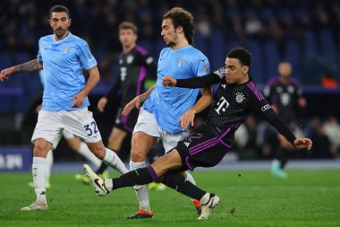 Roma, İtalya 14.2.2024: Lazio 'lu Guendouzi, Bayern Münih' li Jamal Musiala Uefa Şampiyonlar Ligi 2023-2024 sezonunda, 16 futbol karşılaşmasında SS Lazio FC Bayern Mucnhen 'e karşı Roma Olimpiyat Stadyumu' nda..