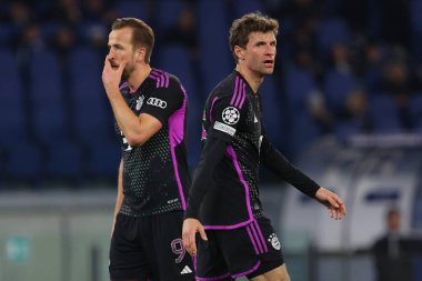 Roma, İtalya 14.2.2024: Bayern Munchen 'den Harry Kane, Uefa Şampiyonlar Ligi 2023-2024 sezonunda Bayern Münih' ten Thomas Muller, 16 futbol karşılaşmasında SS Lazio FC Bayern Mucnhen 'e karşı Roma Olimpiyat Stadyumu' nda..