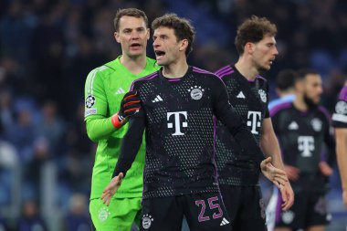 Roma, İtalya 14.2.2024: Bayern Munchen 'den Manuel Neur, 2023-2024 Uefa Şampiyonlar Ligi karşılaşmasında Bayern Münih' ten Thomas Muller, 16 futbol karşılaşmasında SS Lazio FC Bayern Mucnhen 'e karşı Roma Olimpiyat Stadyumu' nda..