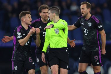 Roma, İtalya 14.2.2024: Uefa Şampiyonlar Ligi 2023 'te hakemlerle yapılan Bayern protestosu, 16 futbol karşılaşması SS Lazio ile FC Bayern Mucnhen arasında Roma Olimpiyat Stadyumu' nda oynanan karşılaşma..