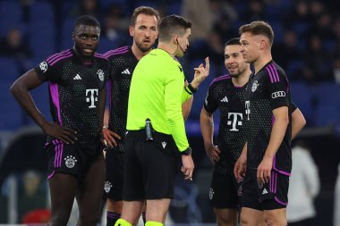 Roma, İtalya 14.2.2024: Uefa Şampiyonlar Ligi 2023 'te hakemlerle yapılan Bayern protestosu, 16 futbol karşılaşması SS Lazio ile FC Bayern Mucnhen arasında Roma Olimpiyat Stadyumu' nda oynanan karşılaşma..