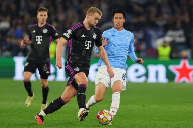 Roma, İtalya 14.2.2024: Bayern 'li Matthijs De Ligt, Uefa Şampiyonlar Ligi 2023-2024 sezonunda Lazio' lu Daichi Kamada ile top için mücadele etti..