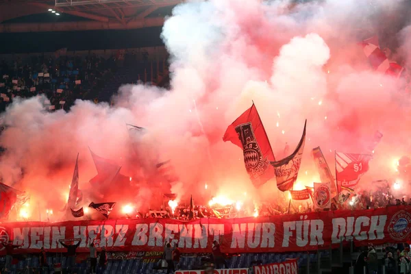 Roma, İtalya 14.2.2024: Bayern taraftarlarından dumanlı bombalar ve bayraklar Uefa Şampiyonlar Ligi 2023-2024 karşılaşmasında, 16 futbol karşılaşması SS Lazio 'ya karşı FC Bayern Mucnhen Roma Olimpiyat Stadyumu' nda.