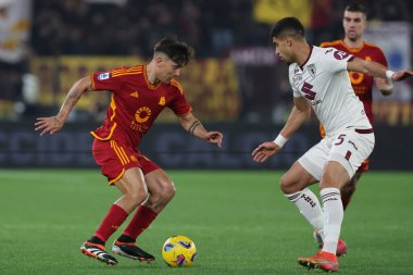Roma, İtalya 26.02.2024: Romanlardan Paulo Dybala, İtalya Serie A TIM 2023-2024 futbol karşılaşması sırasında Adam Masina Roma Olimpiyat Stadyumu 'nda AS ROMA FC Torino' ya karşı.