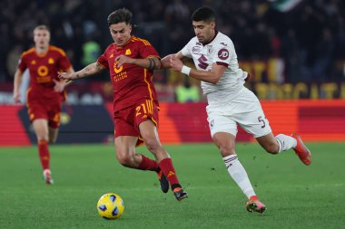 Roma, İtalya 26.02.2024: İtalyan Paulo Dybala İtalya Serie A TIM 2023-2024 futbol karşılaşmasında Adam Masina ile top için Roma Olimpiyat Stadyumu 'nda AS ROMA FC Torino' ya karşı mücadele etti.