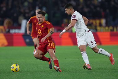 Roma, İtalya 26.02.2024: İtalyan Paulo Dybala İtalya Serie A TIM 2023-2024 futbol karşılaşmasında Adam Masina ile top için Roma Olimpiyat Stadyumu 'nda AS ROMA FC Torino' ya karşı mücadele etti.