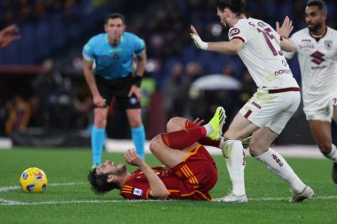 Roma, İtalya 26.02.2024: Torino 'lu Sazonov İtalya Serie A TIM 2023-2024 futbol karşılaşmasında Romanyalı Sardar Azmoun' a ceza verdi..
