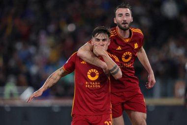 Roma, İtalya 26.02.2024: Roman Paulo Dybala penaltıyı 1-0 yendi ve İtalya Serie A TIM 2023-2024 futbol karşılaşmasında AS ROMA ile Roma Olimpiyat Stadyumu 'ndaki FC Torino karşılaşmasını kutladı.