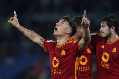 Roma, İtalya 26.02.2024: Roman Paulo Dybala penaltıyı 1-0 yendi ve İtalya Serie A TIM 2023-2024 futbol karşılaşmasında AS ROMA ile Roma Olimpiyat Stadyumu 'ndaki FC Torino karşılaşmasını kutladı.